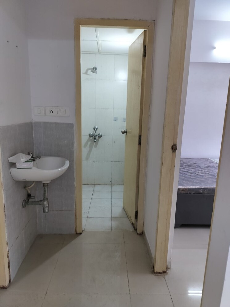 Bathroom, godrej-vrindavan 1 Bedroom 600 Sq.Ft. Apartment In Near Nirma University On Sg Highway Ahmedabad 7988497