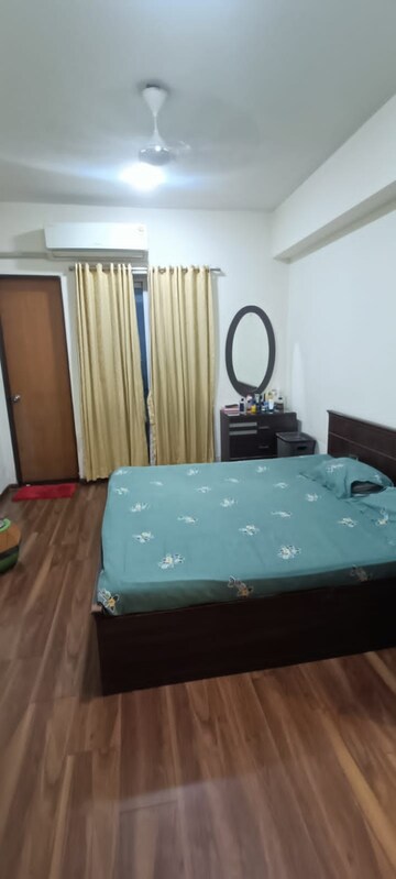 Room in 3 BHK Apartment at Hiranandani Estate Englewood, Ghodbunder Road – for Rent
