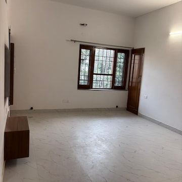 Room in 3.5 BHK Apartment at Sector 36 – for Rent