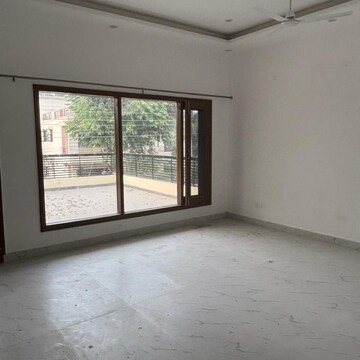 Room in 3.5 BHK Apartment at Sector 36 – for Rent