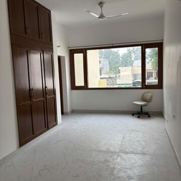 Room in 3.5 BHK Apartment at Sector 36 – for Rent