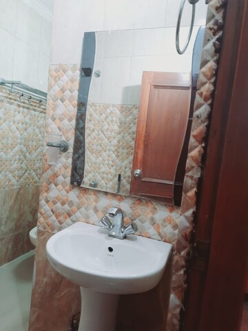 Bathroom in 1 BHK Builder Floor at DLF City Phase III, Sector 24 – for Rent