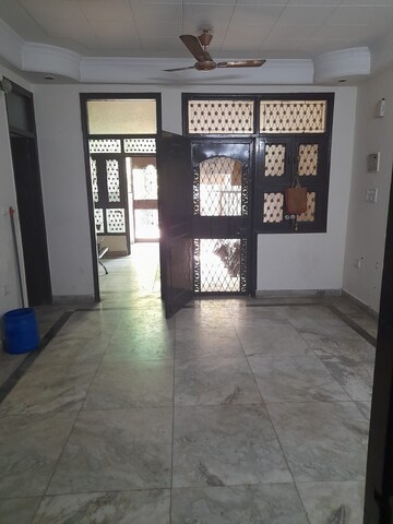 Room in 3 BHK Builder Floor at Niti Khand – for Rent