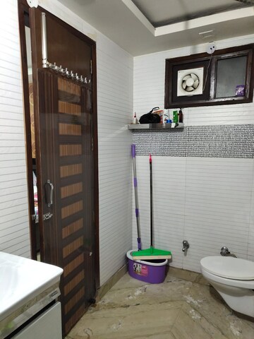 Master Bedroom in 4 BHK Builder Floor at Nirman Vihar – for Rent