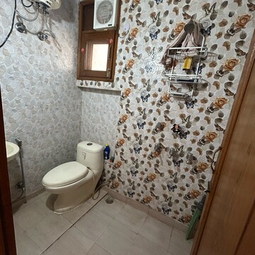 Attached Bathroom in 1 BHK Builder Floor at Lajpat Nagar ii – for Rent