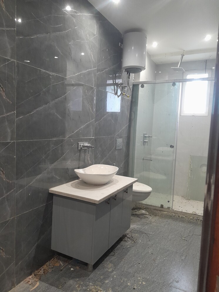 Bathroom, lok vihar 3 Bedroom 285 Sq.Yd. Builder Floor In Lok Vihar Delhi 7990518