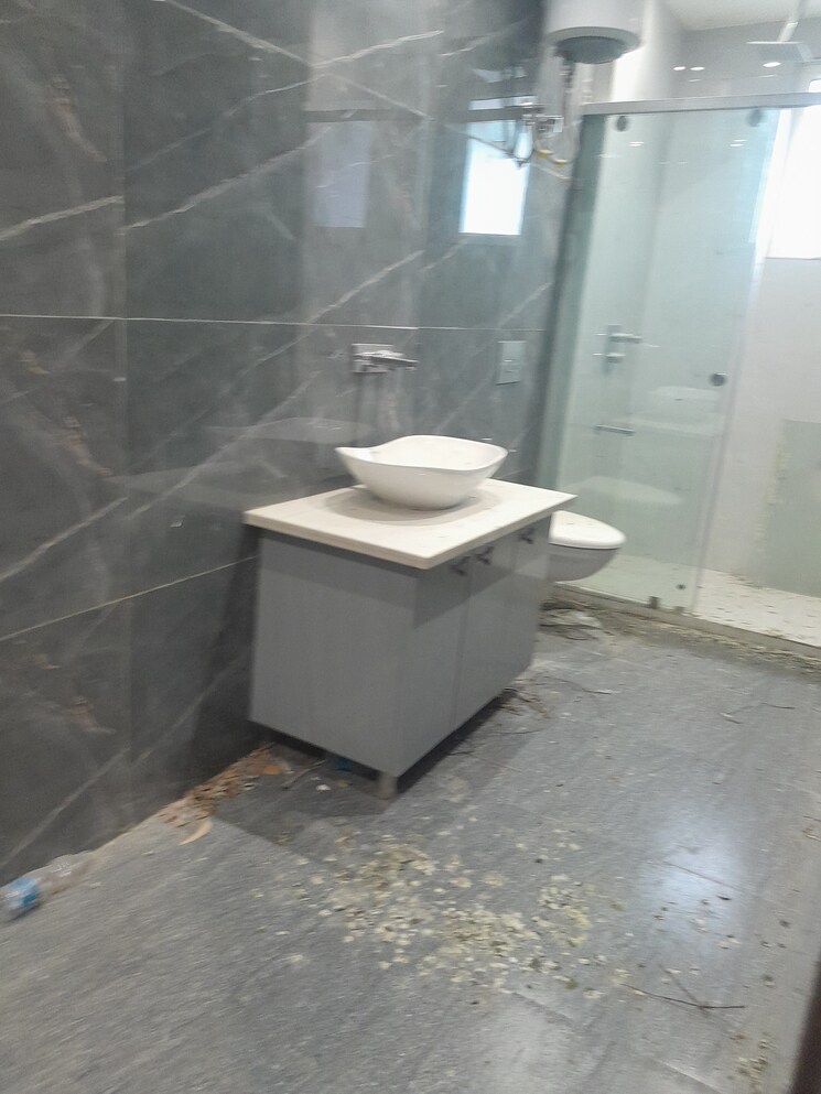 Bathroom, lok vihar 3 Bedroom 285 Sq.Yd. Builder Floor In Lok Vihar Delhi 7990518