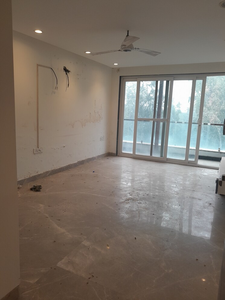 Room, lok vihar 3 Bedroom 285 Sq.Yd. Builder Floor In Lok Vihar Delhi 7990518