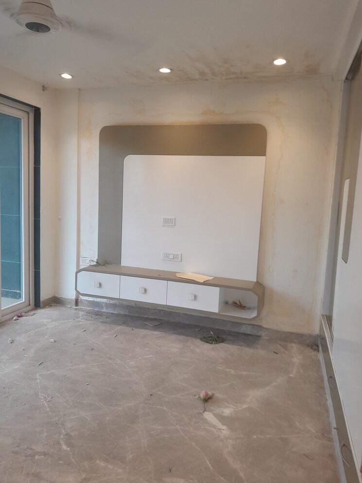 Master Bedroom, lok vihar 3 Bedroom 285 Sq.Yd. Builder Floor In Lok Vihar Delhi 7990518