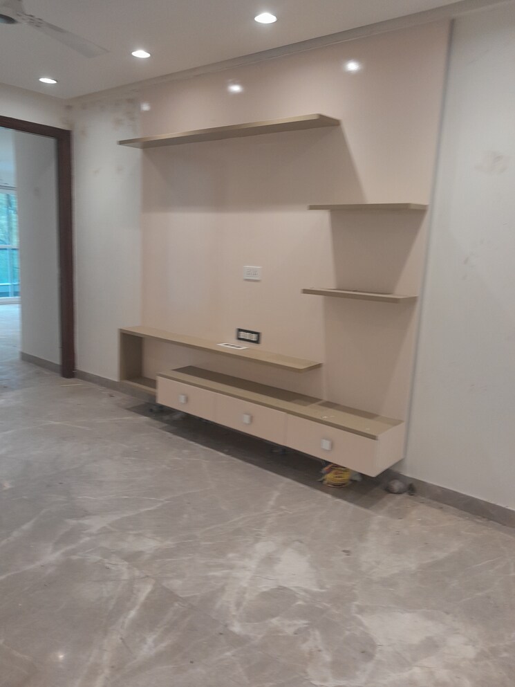 Room, lok vihar 3 Bedroom 285 Sq.Yd. Builder Floor In Lok Vihar Delhi 7990518