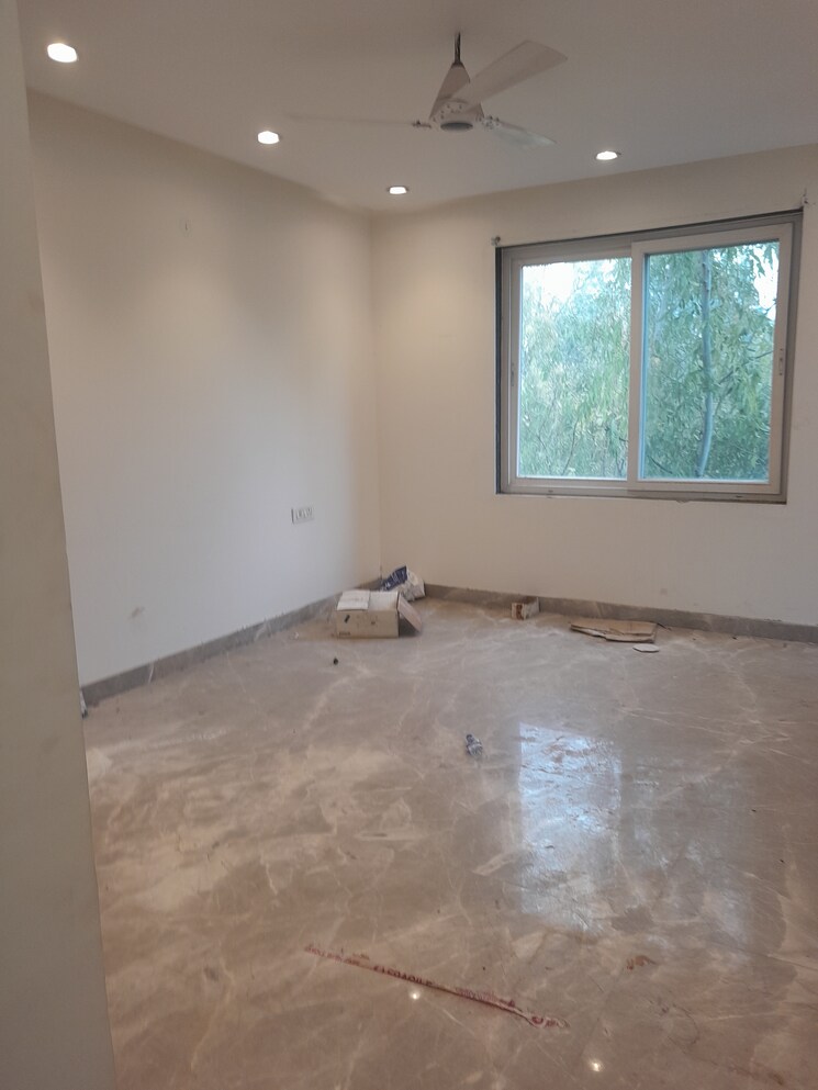 Room, lok vihar 3 Bedroom 285 Sq.Yd. Builder Floor In Lok Vihar Delhi 7990518