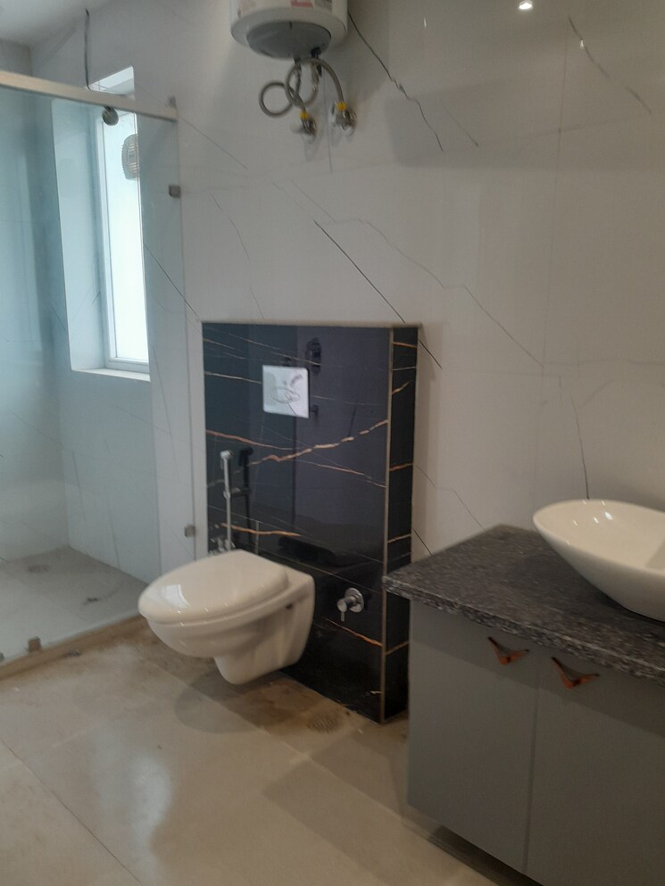 Bathroom, lok vihar 3 Bedroom 285 Sq.Yd. Builder Floor In Lok Vihar Delhi 7990518