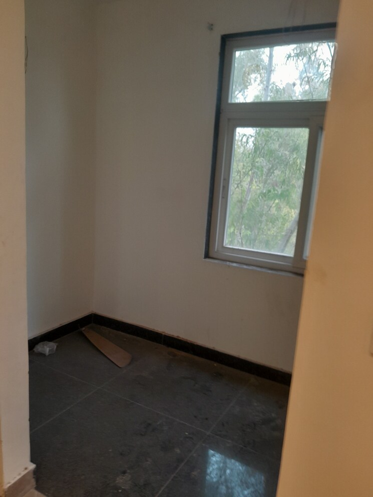 Room, lok vihar 3 Bedroom 285 Sq.Yd. Builder Floor In Lok Vihar Delhi 7990518