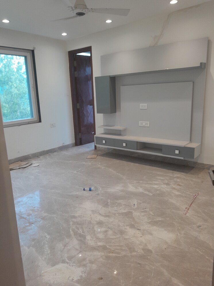 undefined, lok vihar 3 Bedroom 285 Sq.Yd. Builder Floor In Lok Vihar Delhi 7990518