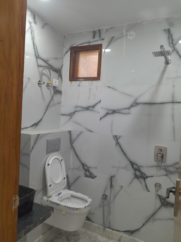 Bathroom, lok vihar 3 Bedroom 285 Sq.Yd. Builder Floor In Lok Vihar Delhi 7990518