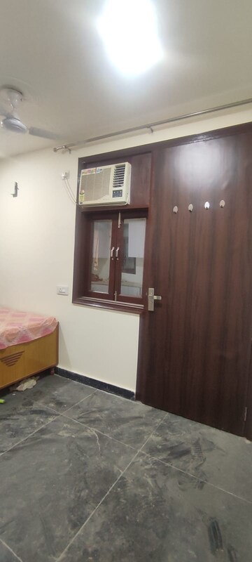 Room in 3 BHK Builder Floor at Safdarjung Development Area – for Rent