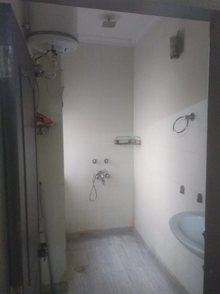 Bathroom, east of kailash 2 Bedroom 1300 Sq.Ft. Builder Floor In East Of Kailash Delhi 7990562