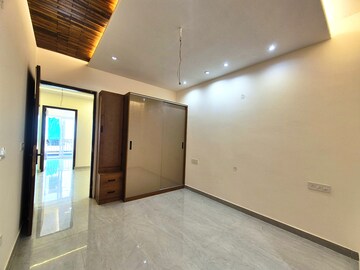 Room in 3 BHK Apartment at Sector 20 – for Sale