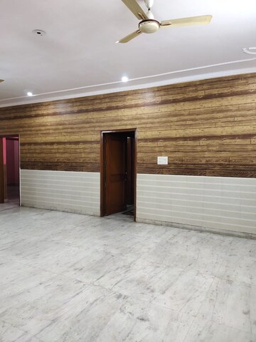 Room in 2 BHK Builder Floor at Sector 14 – for Rent