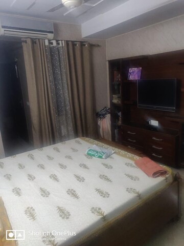 Bedroom in 2 BHK Builder Floor at Sector 16 – for Rent