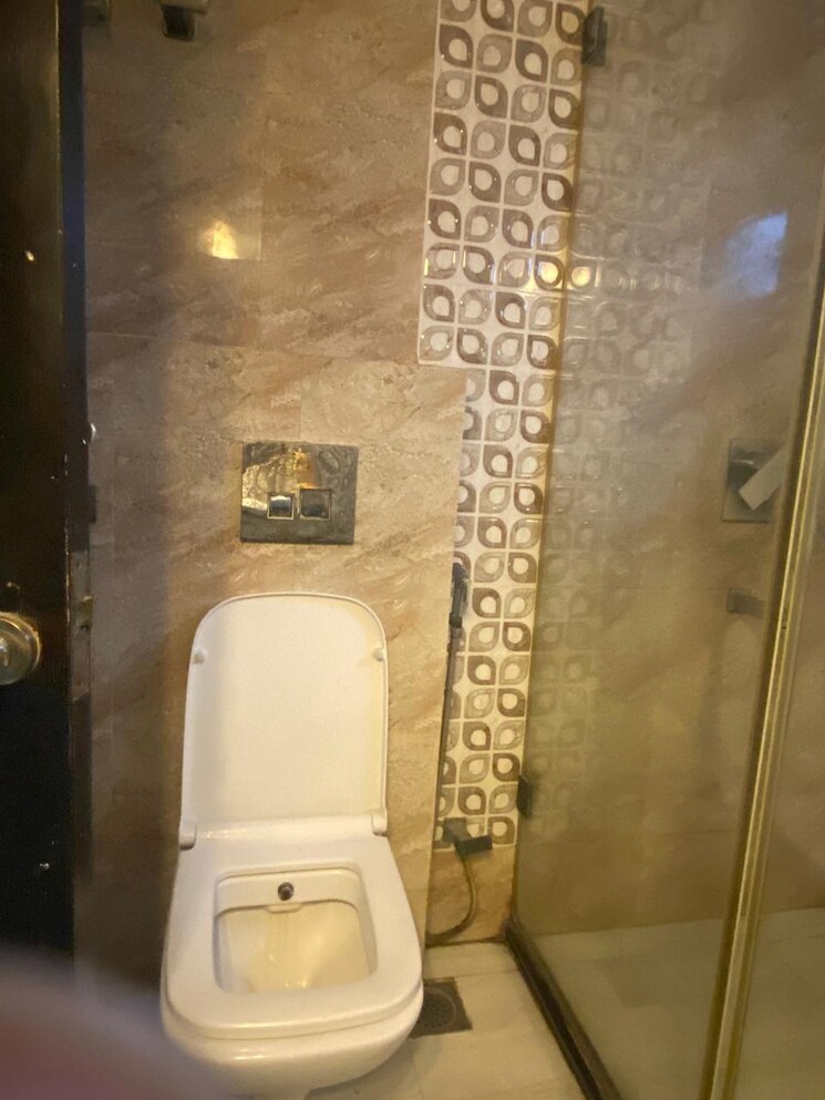 Bathroom, shatabdi-vihar-sector-61 4 Bedroom 2250 Sq.Ft. Apartment In Sector 61 Noida 7991489