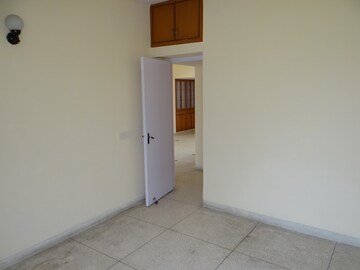 Room in 3 BHK Builder Floor at Unitech South City II, Sector 50 – for Rent