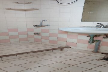 Bathroom in 3 BHK Apartment at DLF Ridgewood Estate, Dlf Phase iv – for Sale