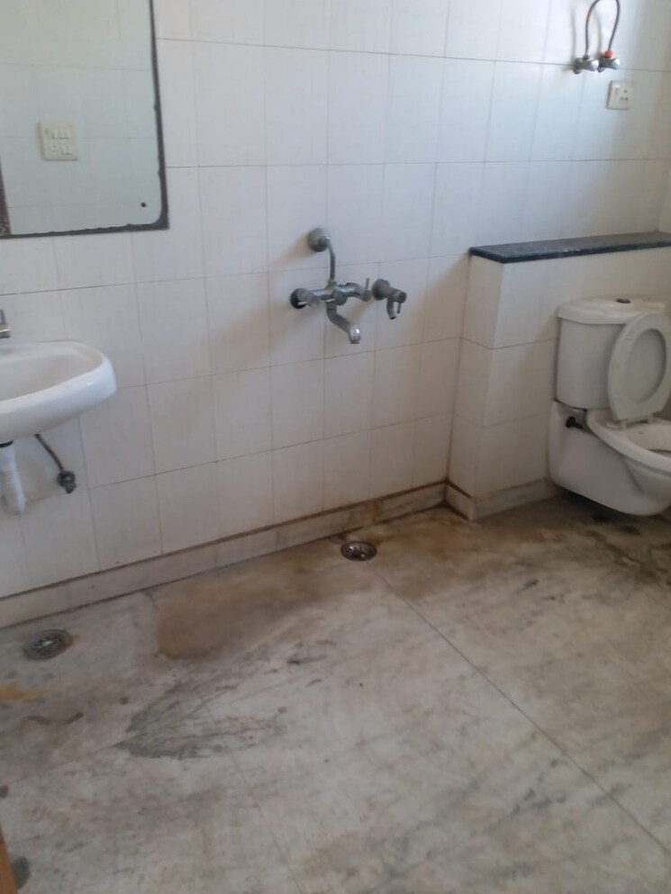 Master Bedroom, rwa-apartments 5 Bedroom 300 Sq.Mt. Independent House In Sector 31 Noida 7991646