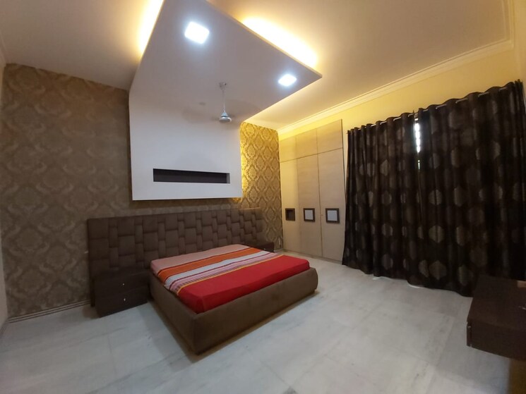 Bedroom, rwa-apartments 5 Bedroom 300 Sq.Mt. Independent House In Sector 31 Noida 7991646
