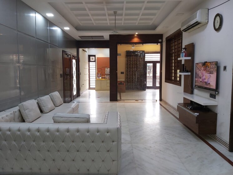 Master Bedroom, rwa-apartments 5 Bedroom 300 Sq.Mt. Independent House In Sector 31 Noida 7991646