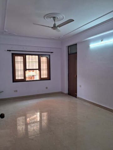 Room in 3 BHK Apartment at Gomti Nagar – for Rent