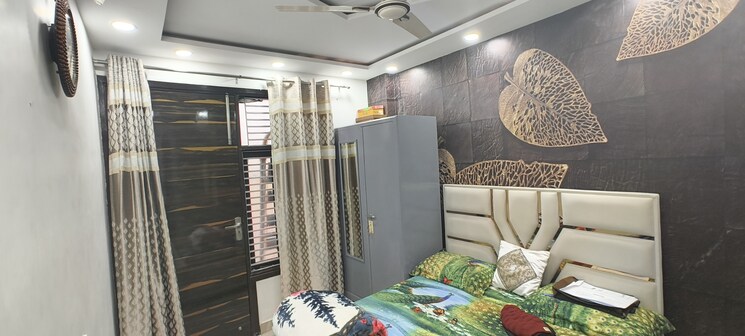 Room, uttam nagar 3 Bedroom 90 Sq.Yd. Apartment In Uttam Nagar Delhi 7991890