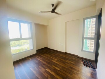 Room in 2 BHK Apartment at Piramal Vaikunth, Balkum Pada – for Rent