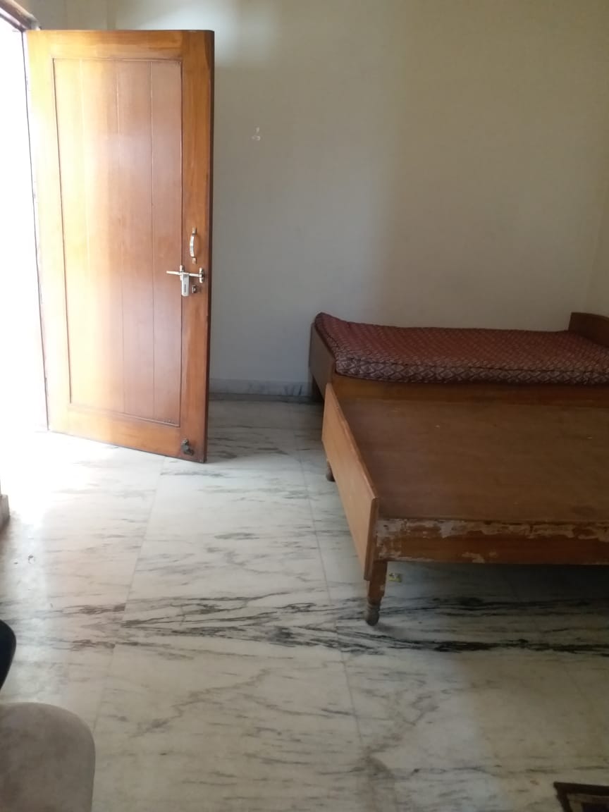 6 BHK + Pooja Room,Servant Room,Study Room,Extra Room 200 Sq.Mt. Independent House in RWA Apartments Sector 52