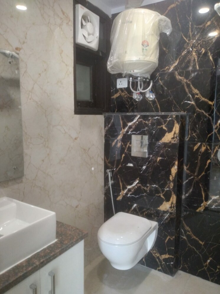 Bathroom, hauz khas 3 Bedroom 135 Sq.Yd. Builder Floor In Hauz Khas Delhi 7992070