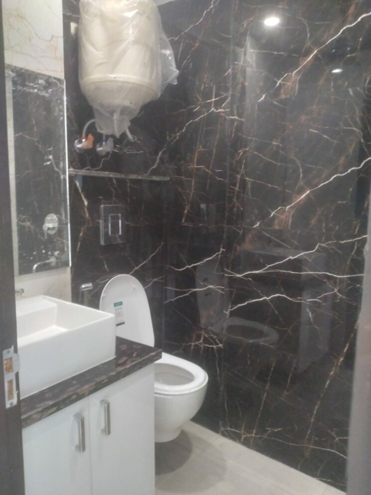 Bathroom, hauz khas 3 Bedroom 135 Sq.Yd. Builder Floor In Hauz Khas Delhi 7992070