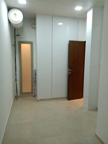Room in 2 BHK Apartment at Hiranandani Castle Rock, Powai – for Rent