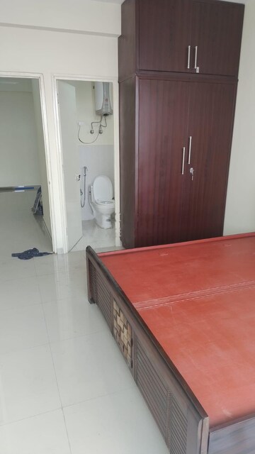 Room in 2 BHK Apartment at Suncity Avenue 76, Sector 76 – for Rent