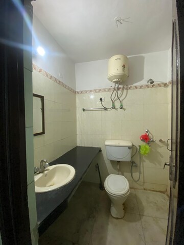 Master Bedroom in 3 BHK Builder Floor at Ardee City, Sector 52 – for Rent
