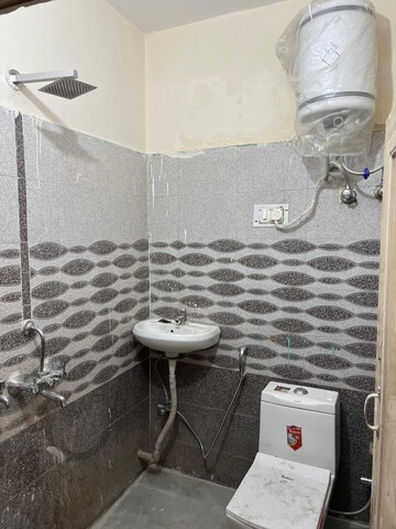 Bathroom in 1 BHK Builder Floor at Ardee City, Sector 52 – for Rent