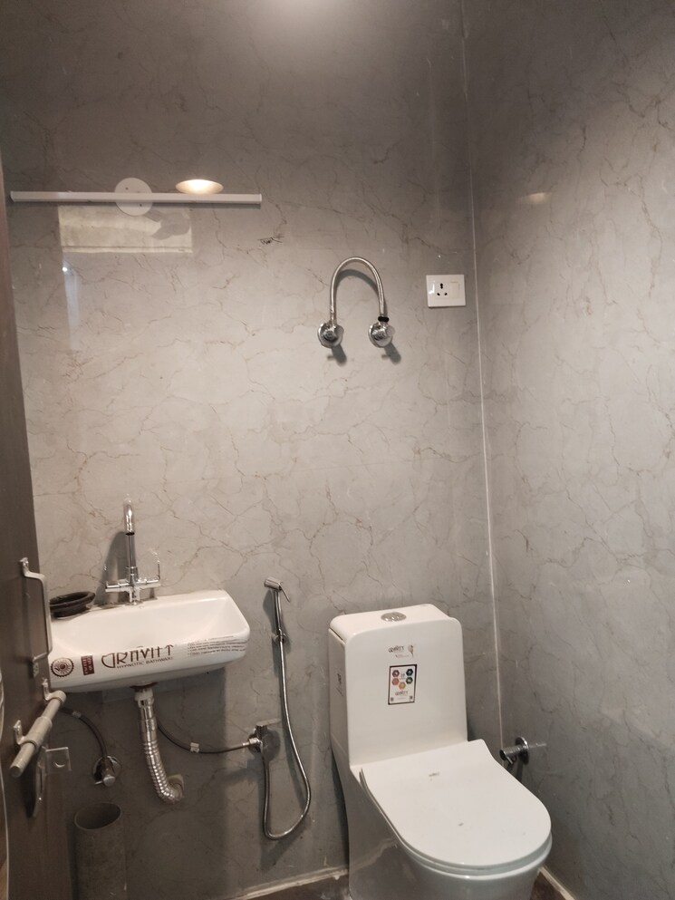 Bathroom, freedom fighters enclave 2 Bedroom 800 Sq.Ft. Builder Floor In Freedom Fighters Enclave Delhi 7992640