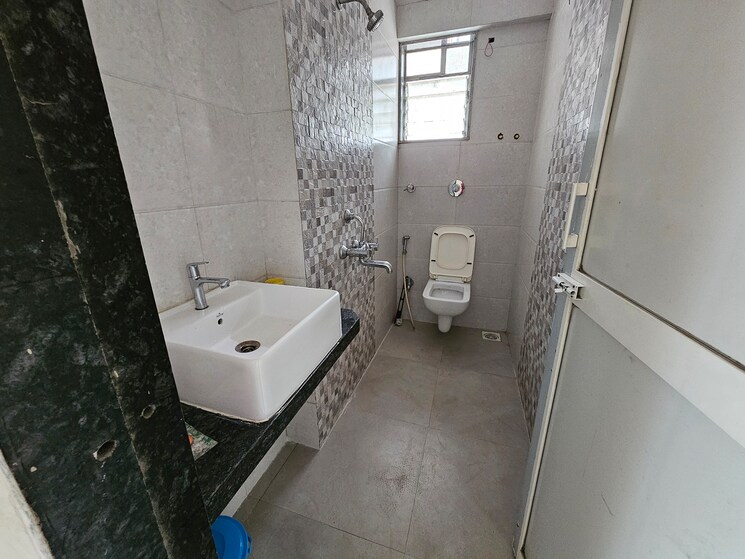 Bathroom, hatdia-ison-height 2 Bedroom 750 Sq.Ft. Apartment In Lower Parel Mumbai 7992903