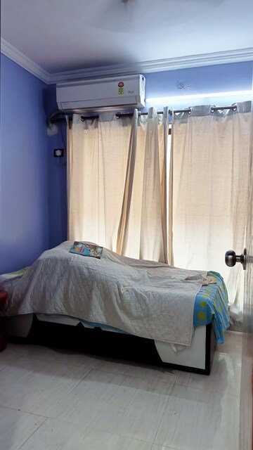 Room in 3 BHK Apartment at Summit Apartment, Goregaon East – for Rent