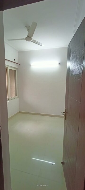 Room in 3.5 BHK Apartment at Purvanchal Royal Park, Sector 137 – for Rent