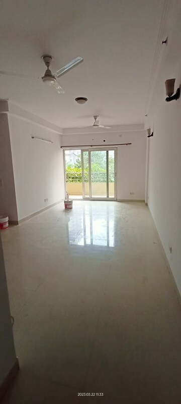 Room in 3.5 BHK Apartment at Purvanchal Royal Park, Sector 137 – for Rent