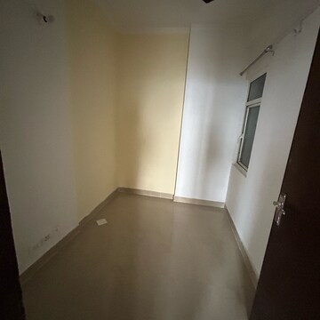 Room in 2.5 BHK Apartment at Amrapali Riverview, Amrapali Leisure Valley – for Rent