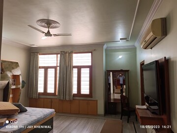 Room in 4 BHK Apartment at Sector 15 – for Sale
