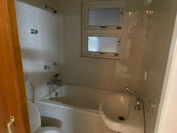 Bathroom in 3 BHK Villa at Dona Paula – for Rent