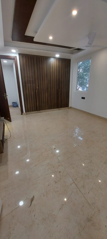 Room in 4 BHK Apartment at Sector 15 – for Sale
