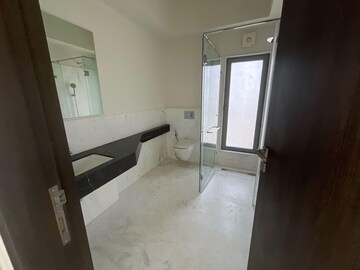 Room in 4 BHK Apartment at Piramal Aranya, Byculla – for Rent
